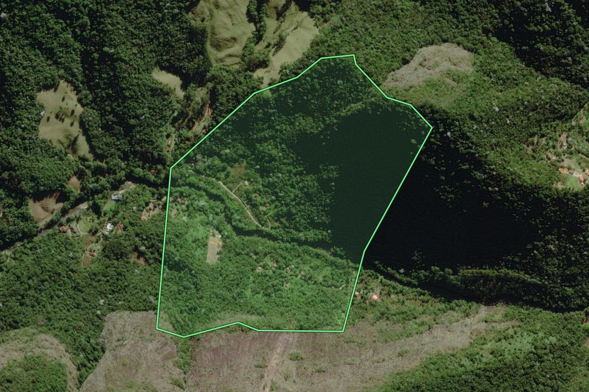 Imagem de satélite do imóvel rural em Nova Friburgo (RJ), com o contorno declarado no CAR desenhado por cima.