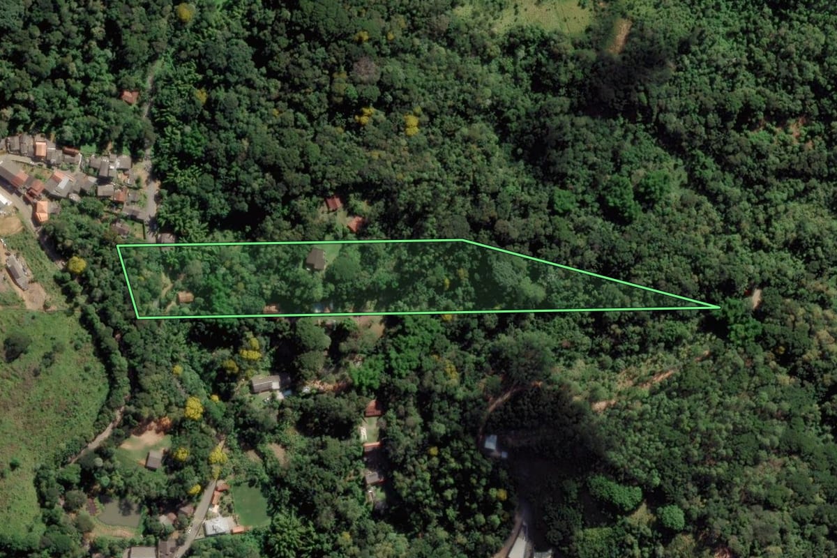 Imagem de satélite do imóvel rural em Nova Friburgo (RJ), com o contorno declarado no CAR desenhado por cima.