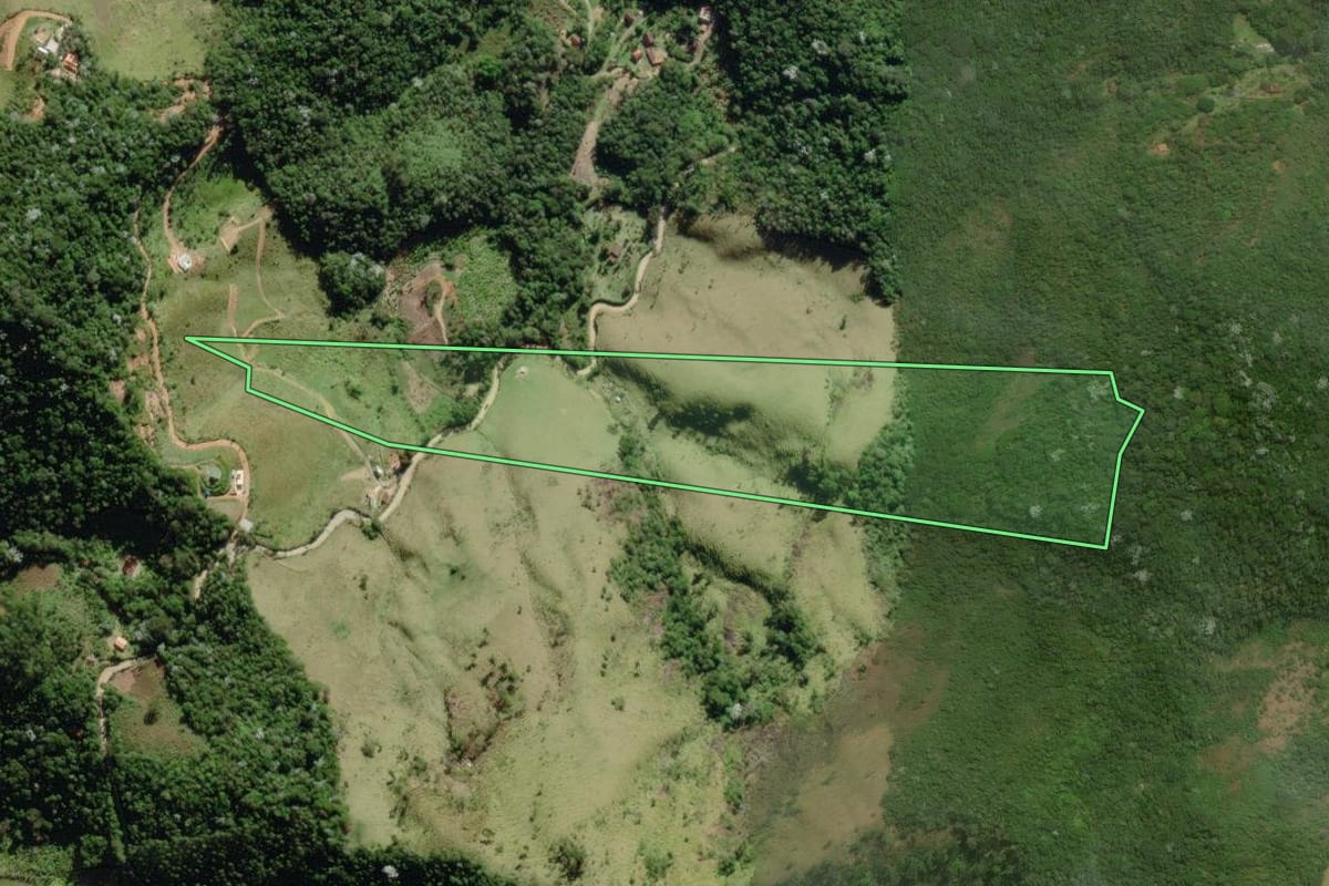 Imagem de satélite do imóvel rural em Nova Friburgo (RJ), com o contorno declarado no CAR desenhado por cima.