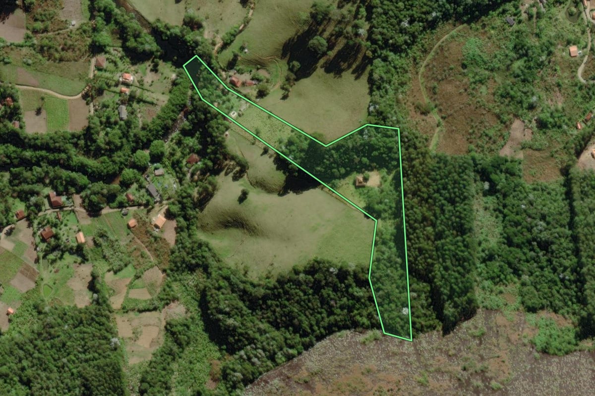 Imagem de satélite do imóvel rural em Nova Friburgo (RJ), com o contorno declarado no CAR desenhado por cima.
