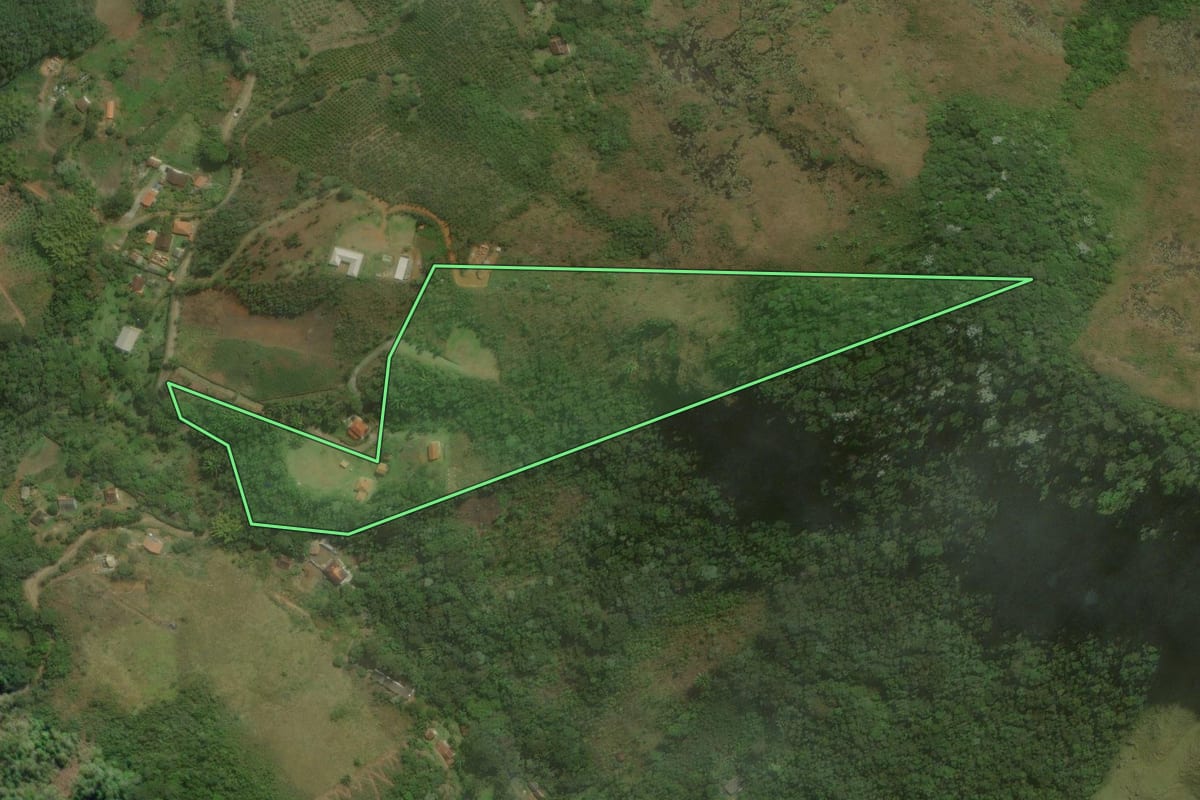 Imagem de satélite do imóvel rural em Nova Friburgo (RJ), com o contorno declarado no CAR desenhado por cima.