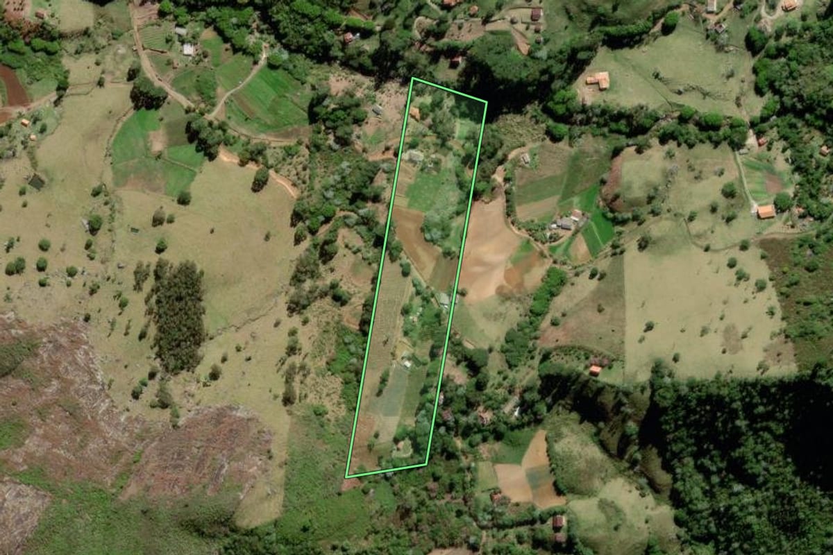 Imagem de satélite do imóvel rural em Nova Friburgo (RJ), com o contorno declarado no CAR desenhado por cima.