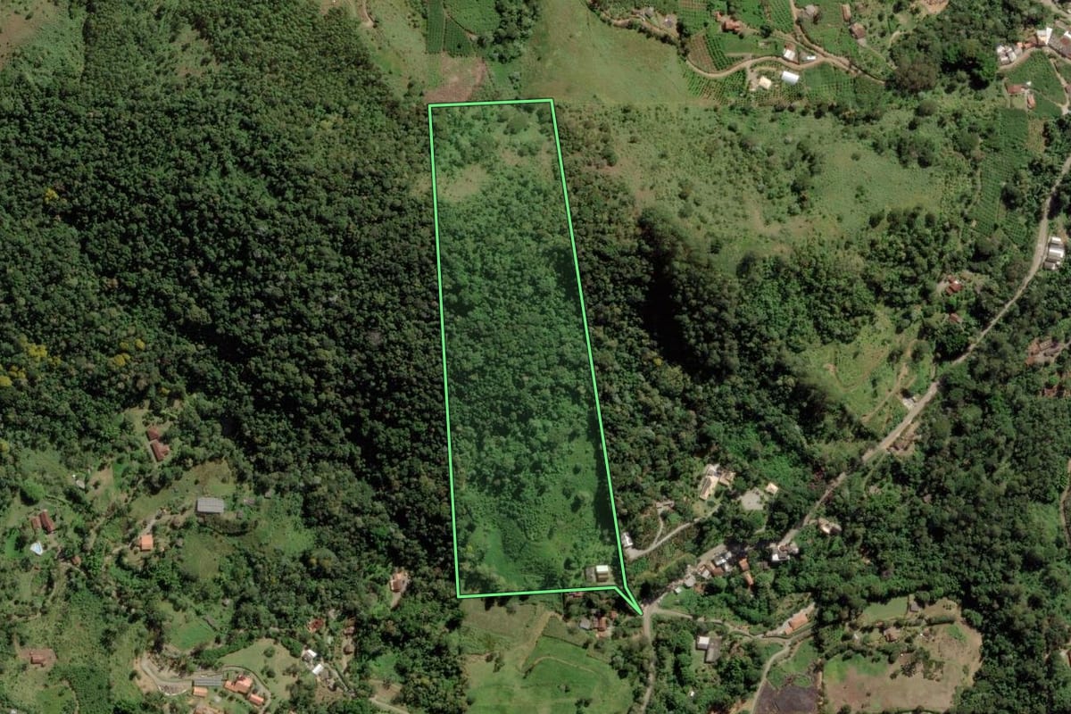 Imagem de satélite do imóvel rural em Nova Friburgo (RJ), com o contorno declarado no CAR desenhado por cima.