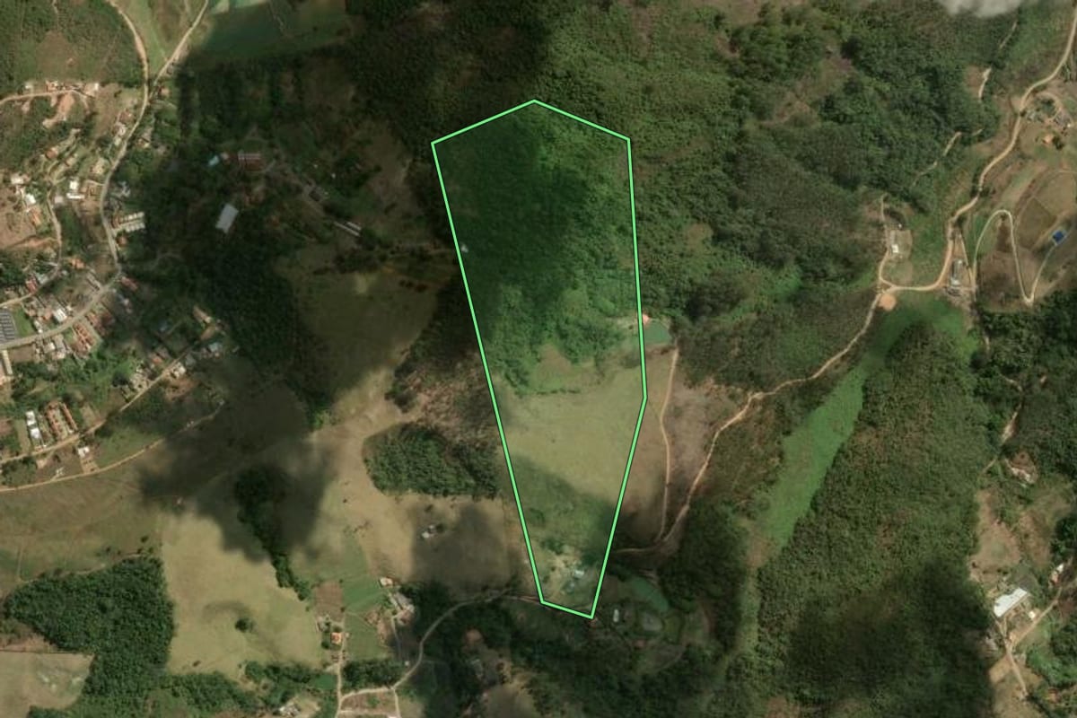 Imagem de satélite do imóvel rural em Nova Friburgo (RJ), com o contorno declarado no CAR desenhado por cima.