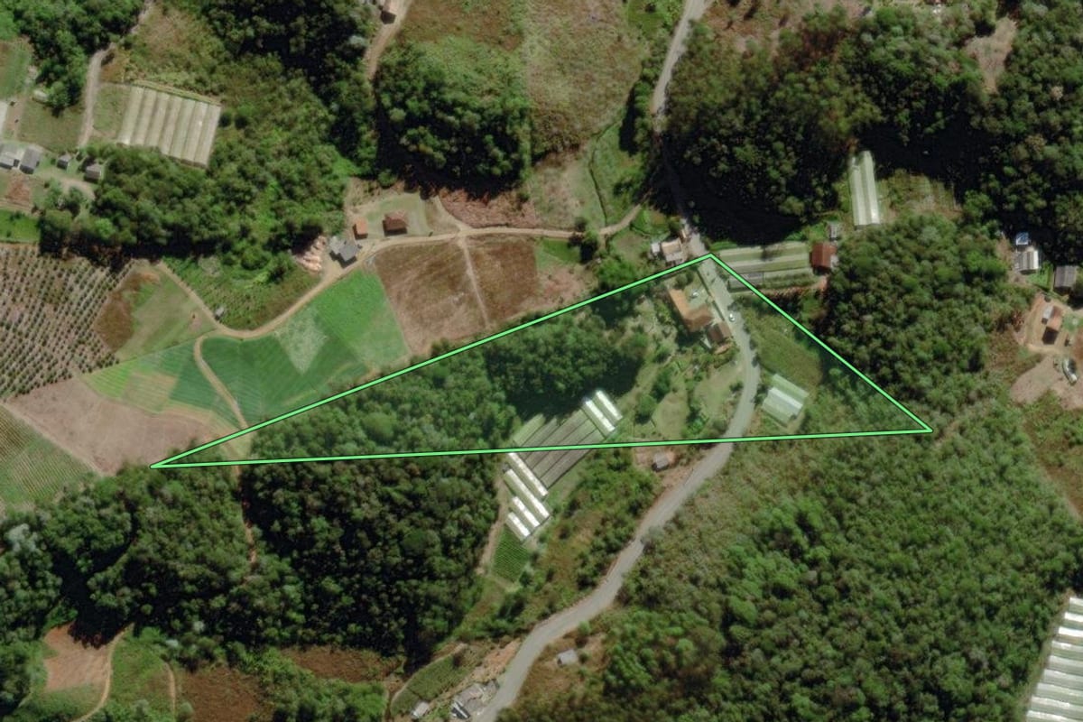 Imagem de satélite do imóvel rural em Nova Friburgo (RJ), com o contorno declarado no CAR desenhado por cima.