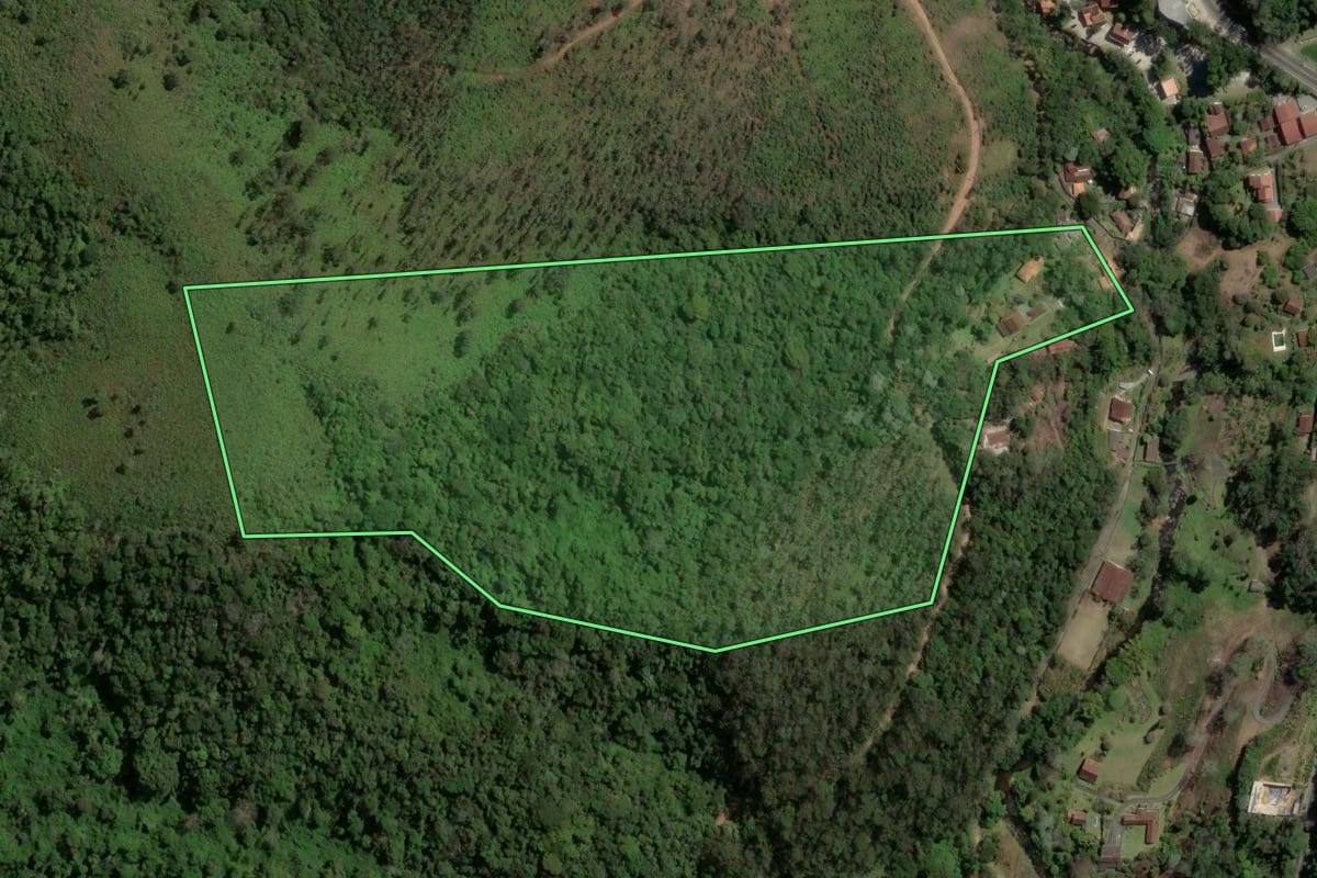 Imagem de satélite do imóvel rural em Nova Friburgo (RJ), com o contorno declarado no CAR desenhado por cima.