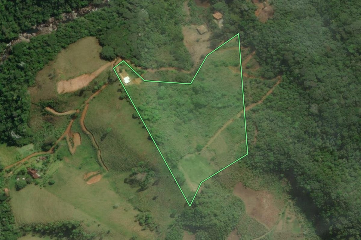 Imagem de satélite do imóvel rural em Nova Friburgo (RJ), com o contorno declarado no CAR desenhado por cima.