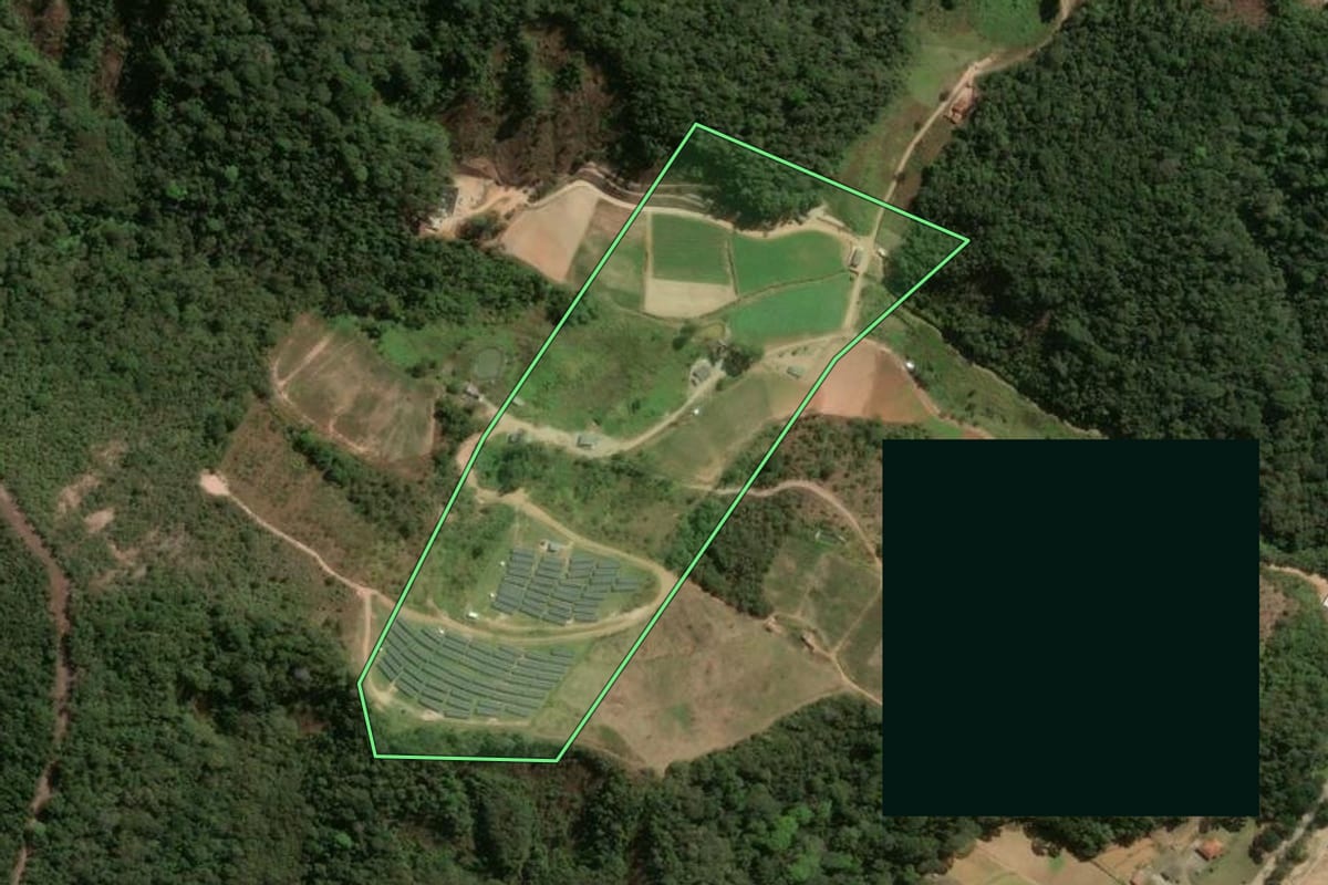 Imagem de satélite do imóvel rural em Nova Friburgo (RJ), com o contorno declarado no CAR desenhado por cima.