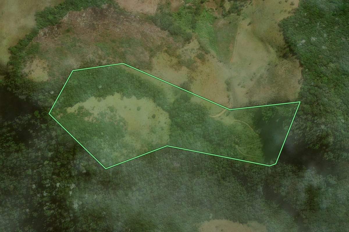 Imagem de satélite do imóvel rural em Nova Friburgo (RJ), com o contorno declarado no CAR desenhado por cima.