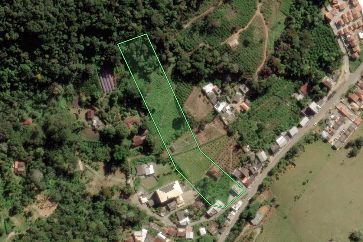 Imagem de satélite do imóvel rural em Nova Friburgo (RJ), com o contorno declarado no CAR desenhado por cima.