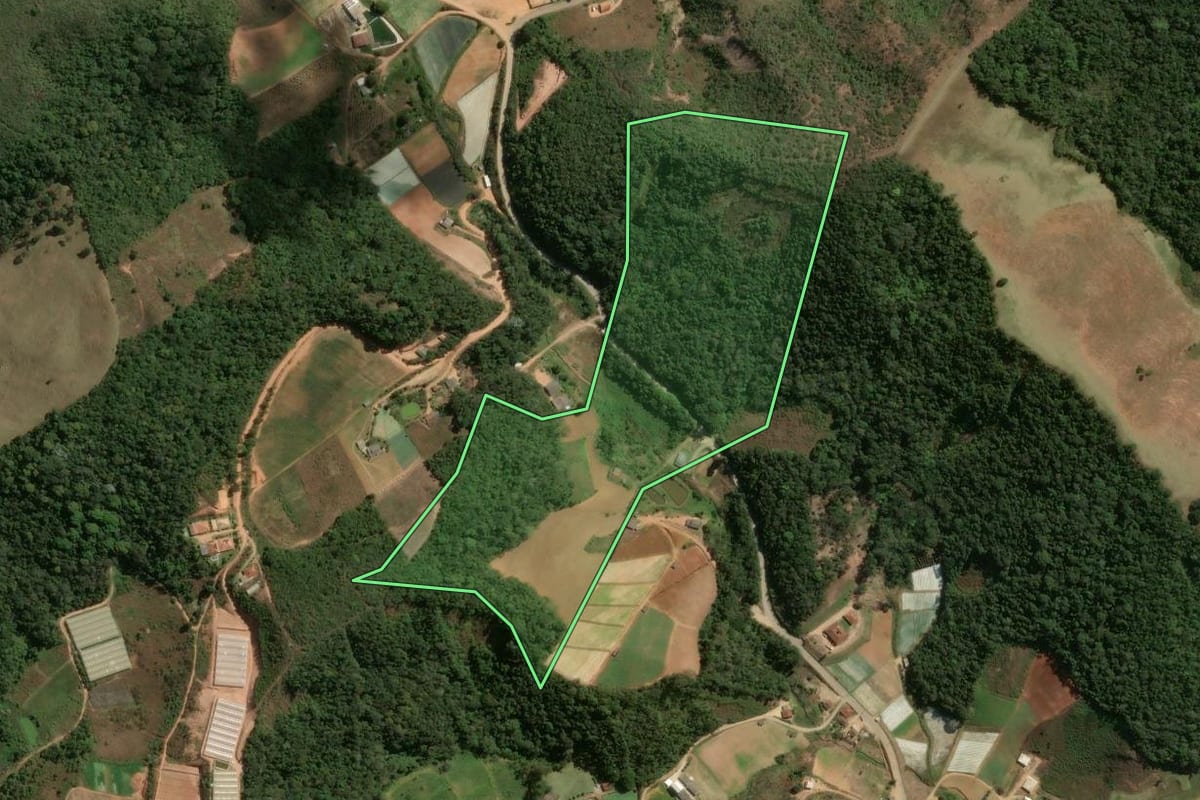 Imagem de satélite do imóvel rural em Nova Friburgo (RJ), com o contorno declarado no CAR desenhado por cima.