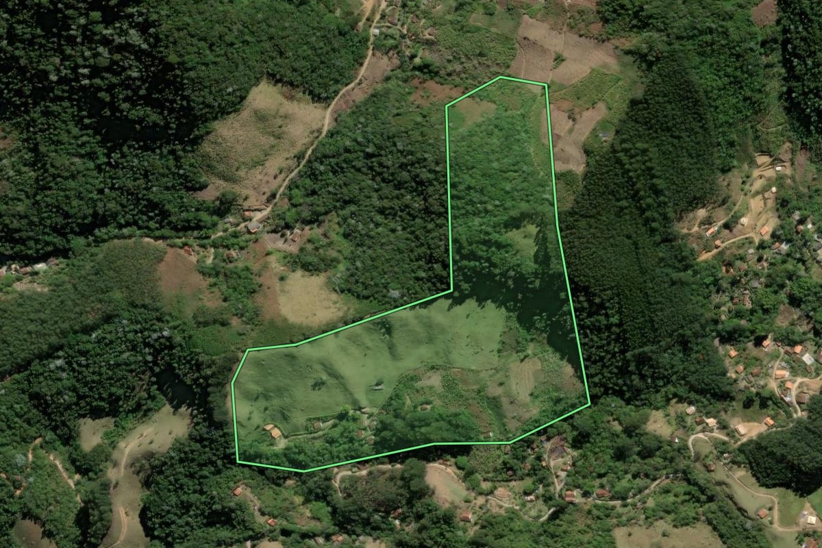 Imagem de satélite do imóvel rural em Nova Friburgo (RJ), com o contorno declarado no CAR desenhado por cima.