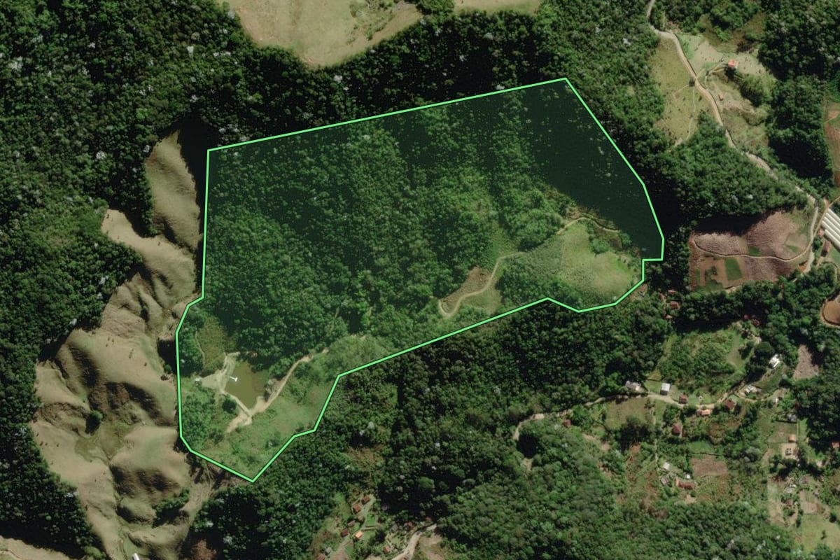 Imagem de satélite do imóvel rural em Nova Friburgo (RJ), com o contorno declarado no CAR desenhado por cima.