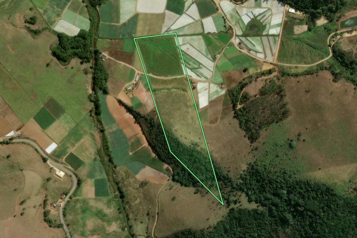 Imagem de satélite do imóvel rural em Nova Friburgo (RJ), com o contorno declarado no CAR desenhado por cima.
