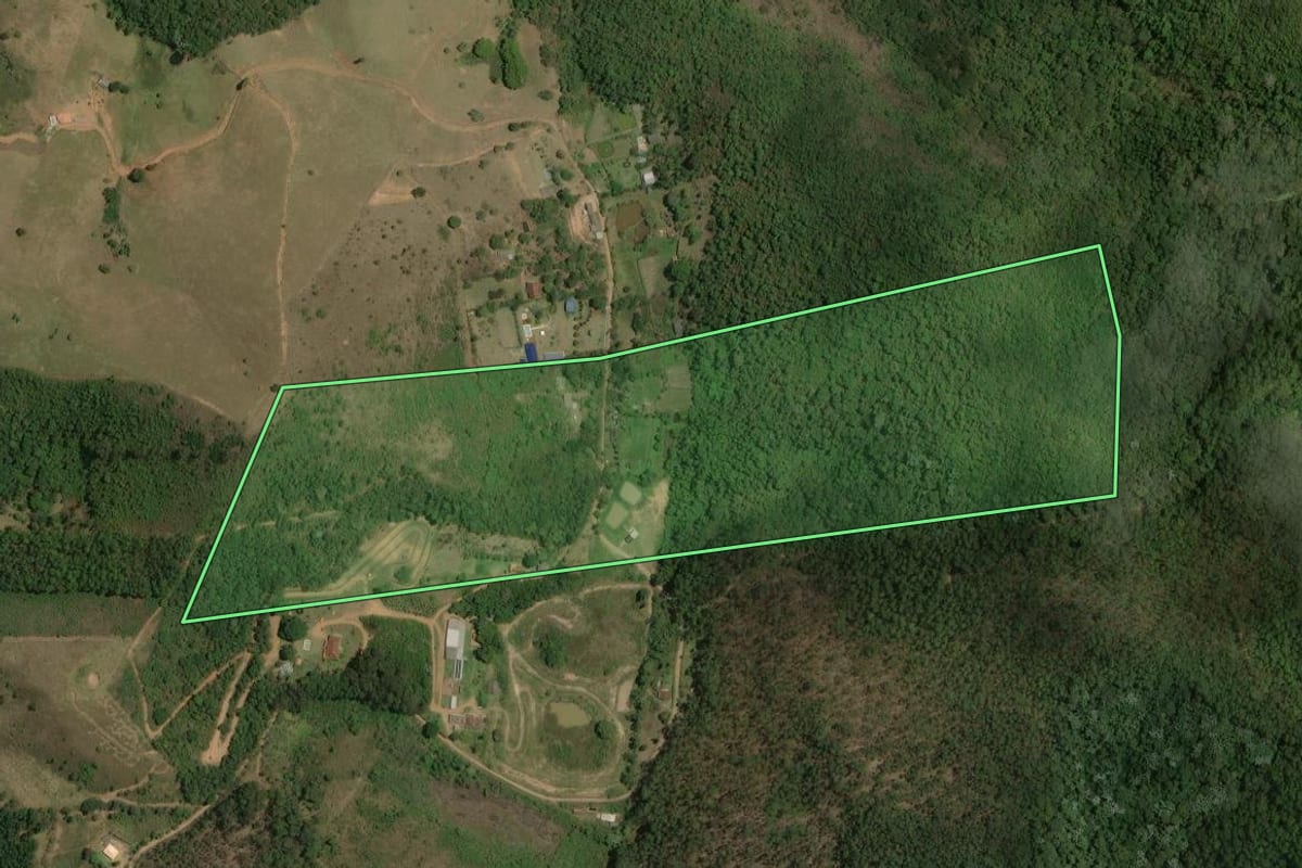 Imagem de satélite do imóvel rural em Nova Friburgo (RJ), com o contorno declarado no CAR desenhado por cima.