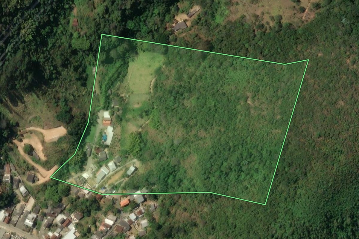 Imagem de satélite do imóvel rural em Nova Friburgo (RJ), com o contorno declarado no CAR desenhado por cima.