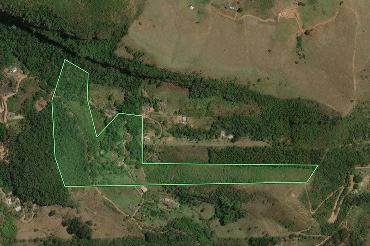 Imagem de satélite do imóvel rural em Nova Friburgo (RJ), com o contorno declarado no CAR desenhado por cima.