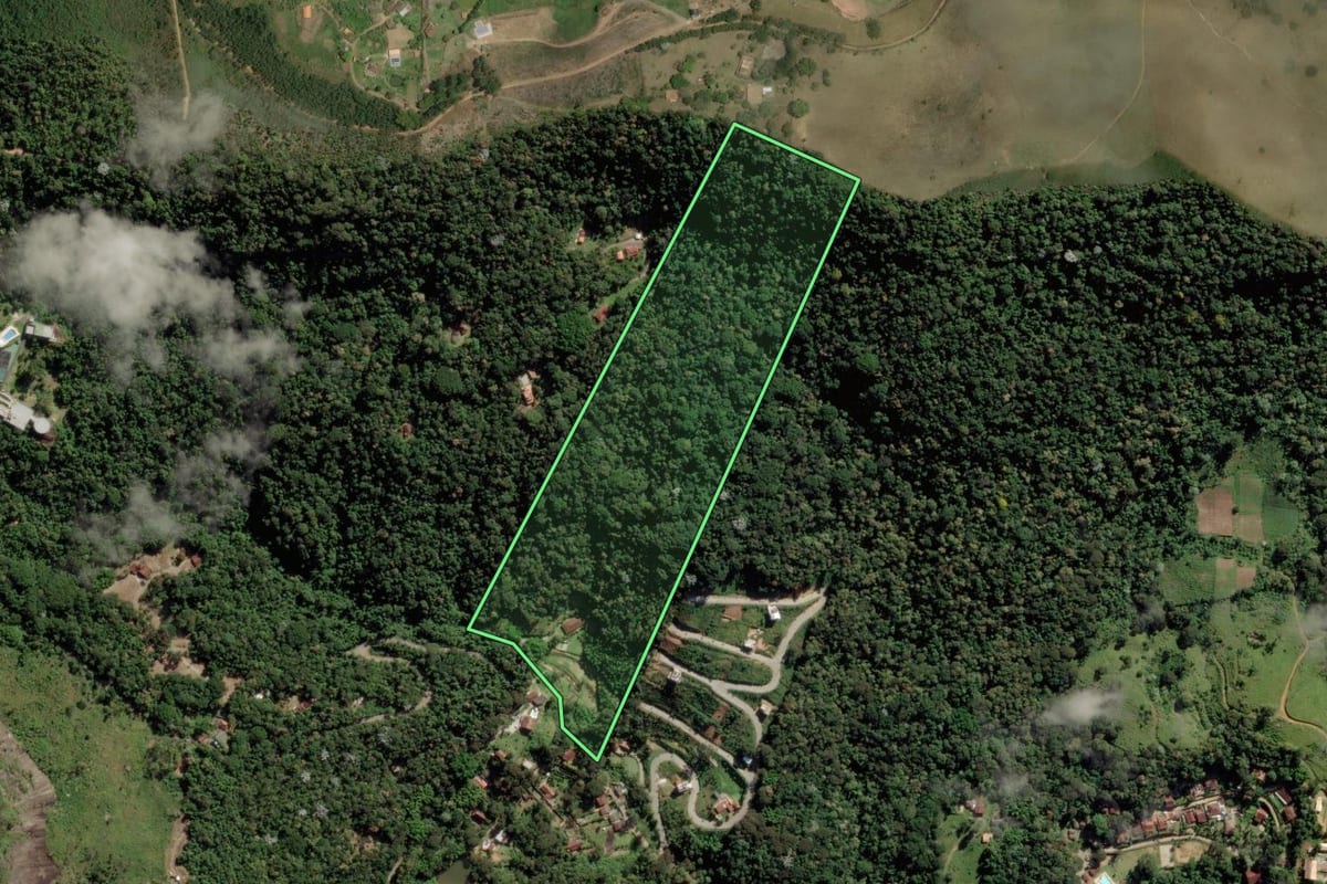 Imagem de satélite do imóvel rural em Nova Friburgo (RJ), com o contorno declarado no CAR desenhado por cima.