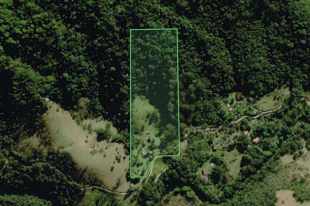 Imagem de satélite do imóvel rural em Nova Friburgo (RJ), com o contorno declarado no CAR desenhado por cima.