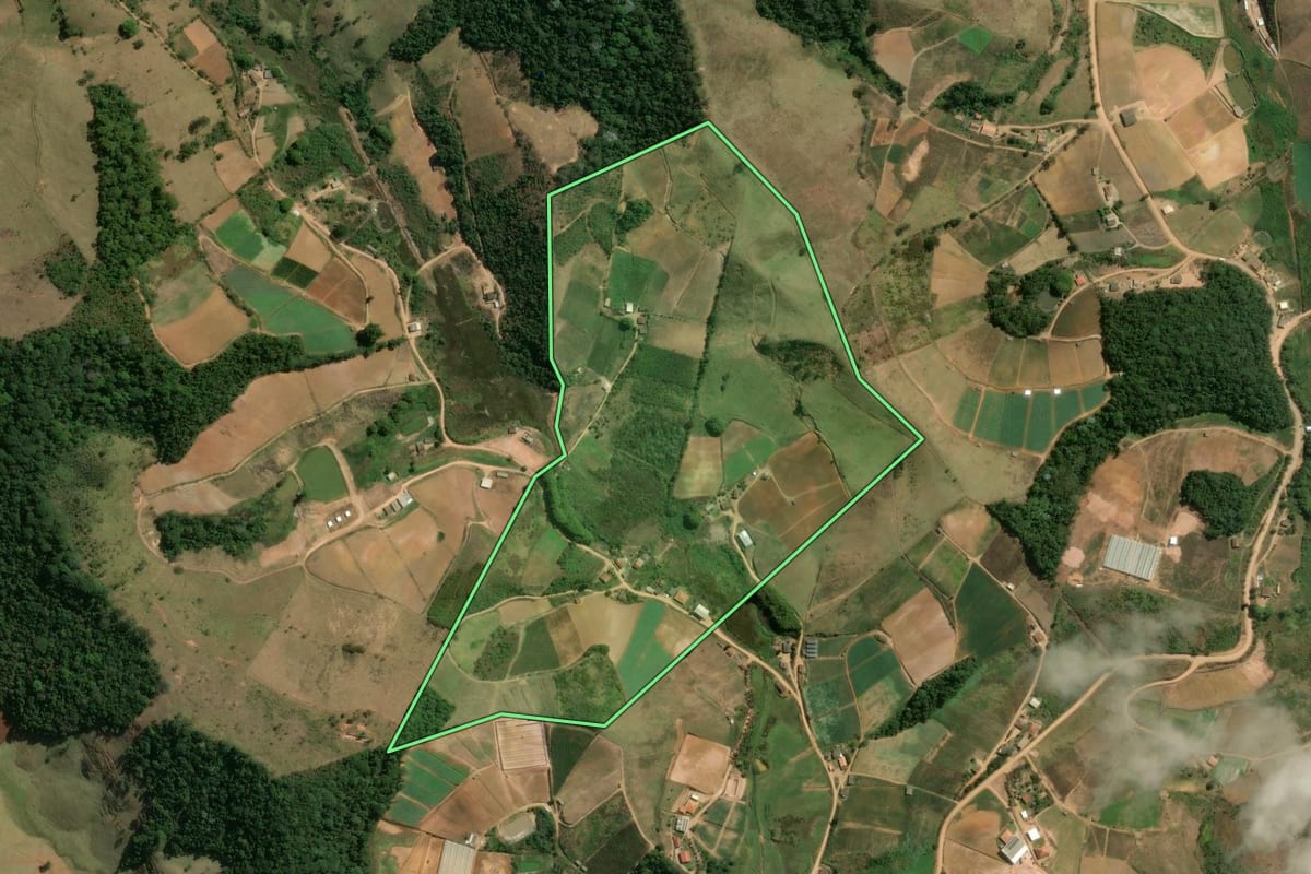 Imagem de satélite do imóvel rural em Nova Friburgo (RJ), com o contorno declarado no CAR desenhado por cima.