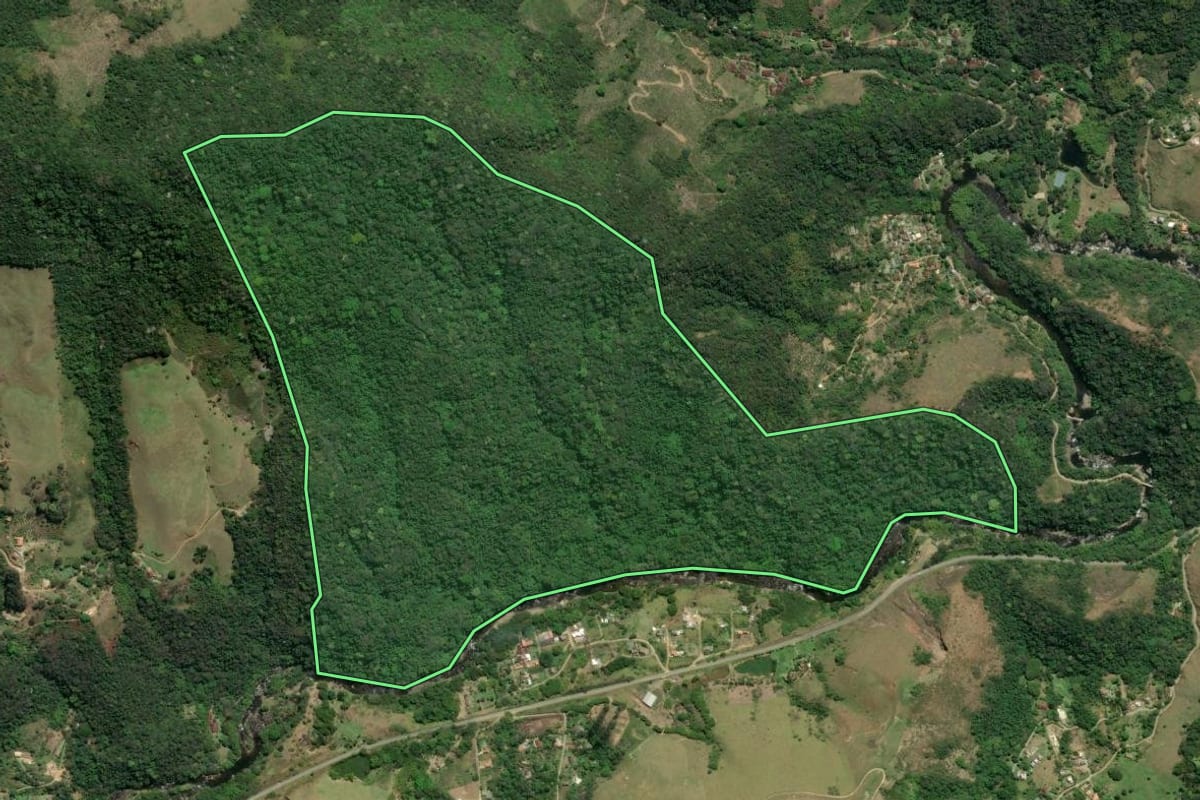 Imagem de satélite do imóvel rural em Nova Friburgo (RJ), com o contorno declarado no CAR desenhado por cima.