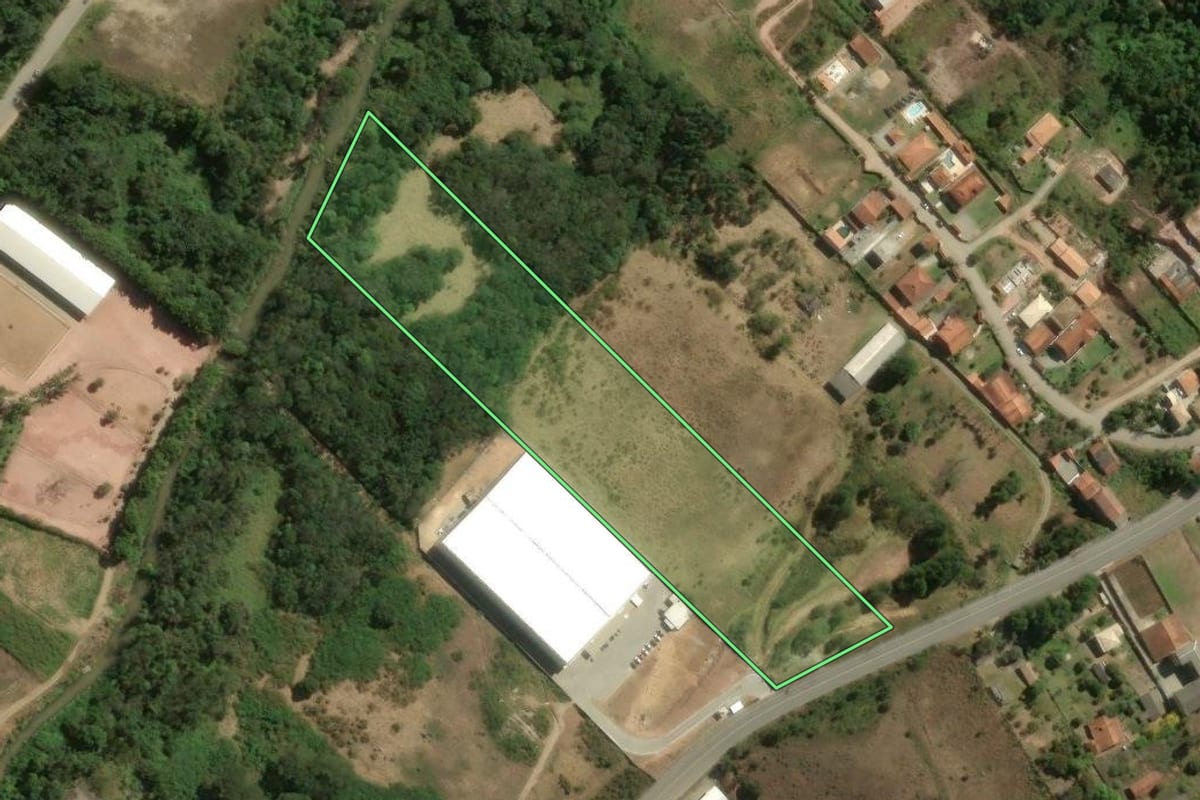 Imagem de satélite do imóvel rural em Nova Friburgo (RJ), com o contorno declarado no CAR desenhado por cima.