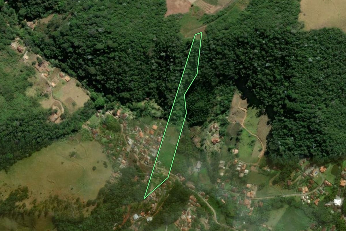 Imagem de satélite do imóvel rural em Nova Friburgo (RJ), com o contorno declarado no CAR desenhado por cima.