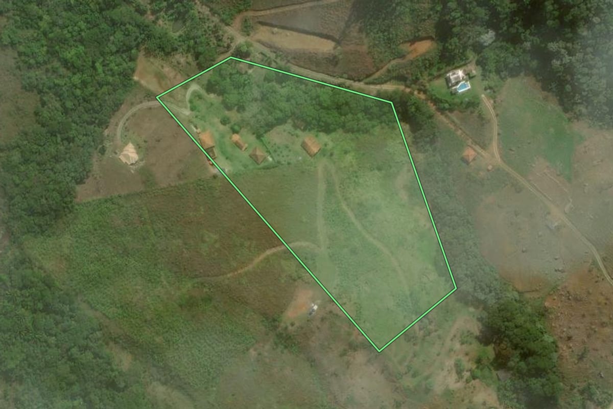 Imagem de satélite do imóvel rural em Nova Friburgo (RJ), com o contorno declarado no CAR desenhado por cima.