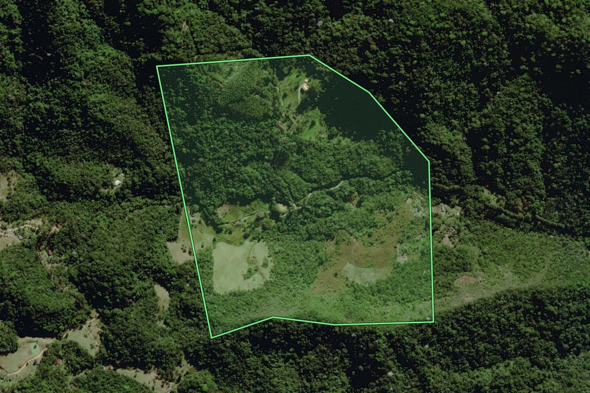 Imagem de satélite do imóvel rural em Nova Friburgo (RJ), com o contorno declarado no CAR desenhado por cima.