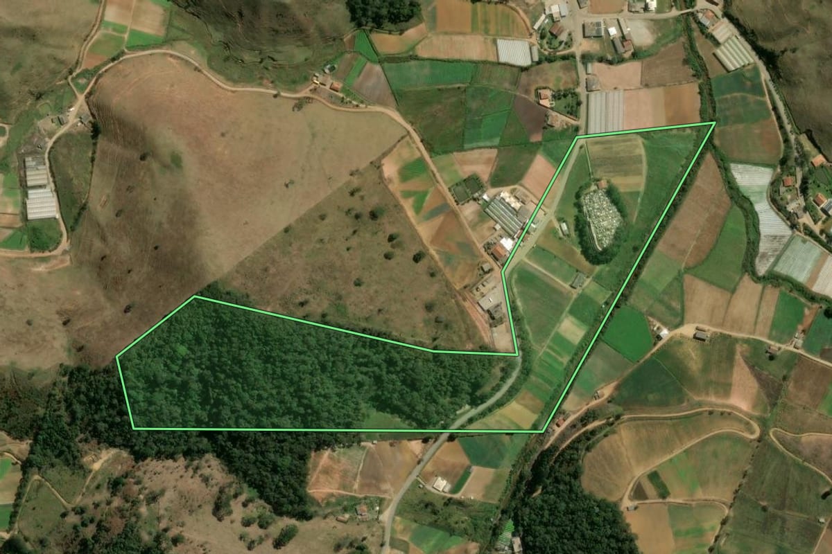 Imagem de satélite do imóvel rural em Nova Friburgo (RJ), com o contorno declarado no CAR desenhado por cima.