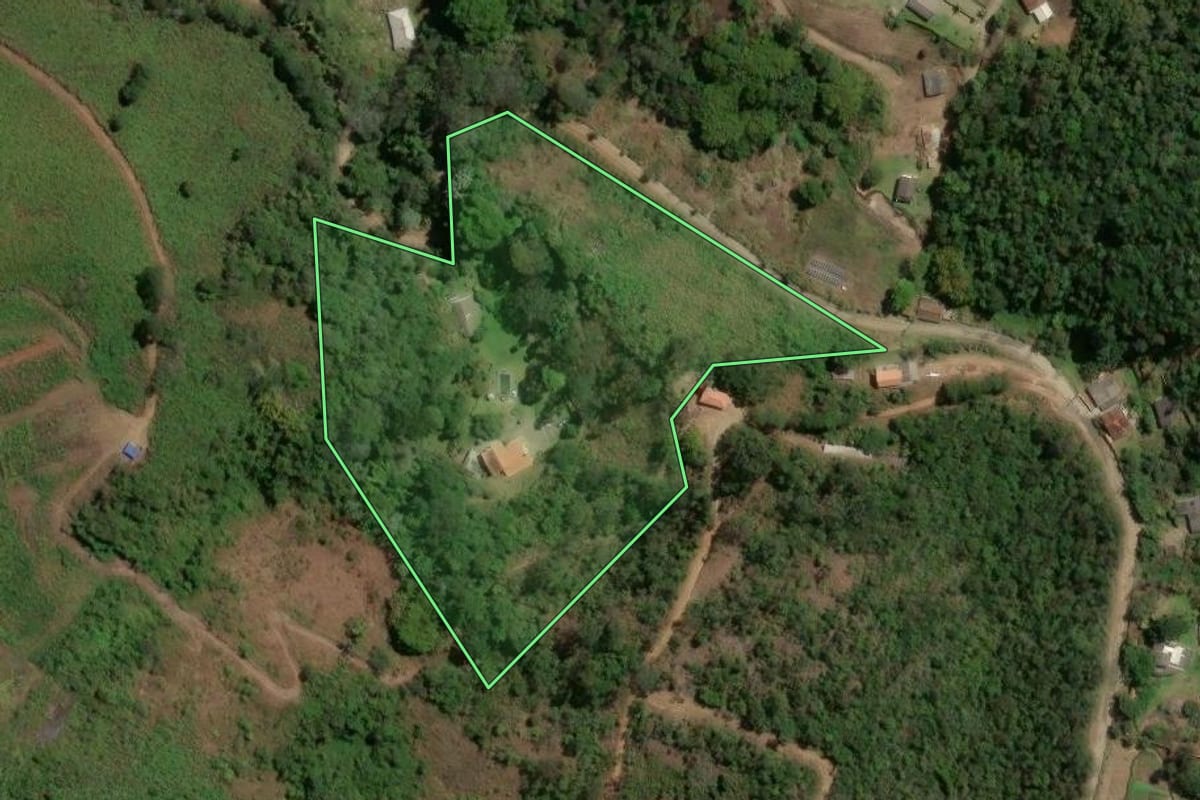 Imagem de satélite do imóvel rural em Nova Friburgo (RJ), com o contorno declarado no CAR desenhado por cima.