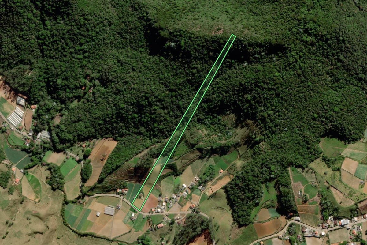 Imagem de satélite do imóvel rural em Nova Friburgo (RJ), com o contorno declarado no CAR desenhado por cima.
