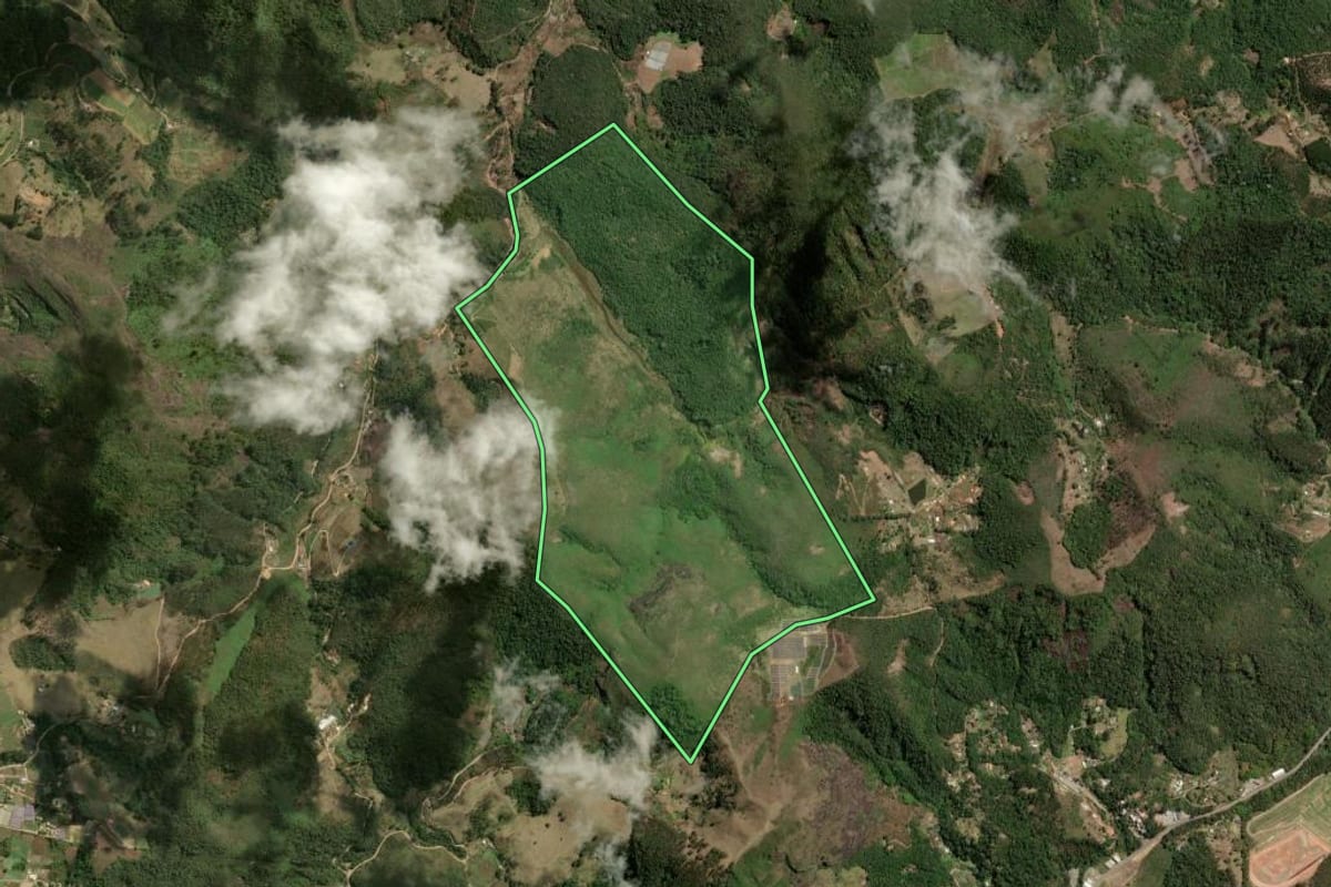 Imagem de satélite do imóvel rural em Nova Friburgo (RJ), com o contorno declarado no CAR desenhado por cima.