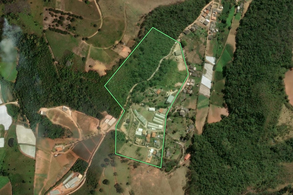 Imagem de satélite do imóvel rural em Nova Friburgo (RJ), com o contorno declarado no CAR desenhado por cima.