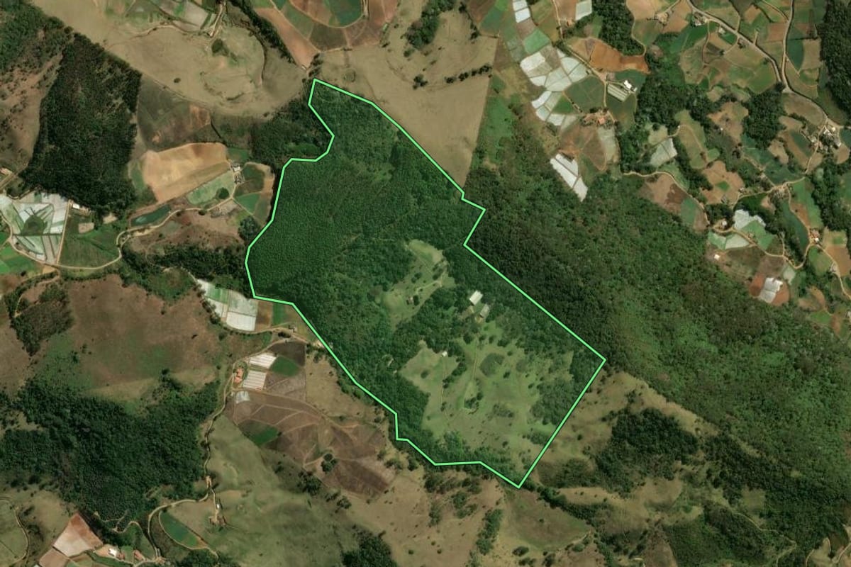 Imagem de satélite do imóvel rural em Nova Friburgo (RJ), com o contorno declarado no CAR desenhado por cima.