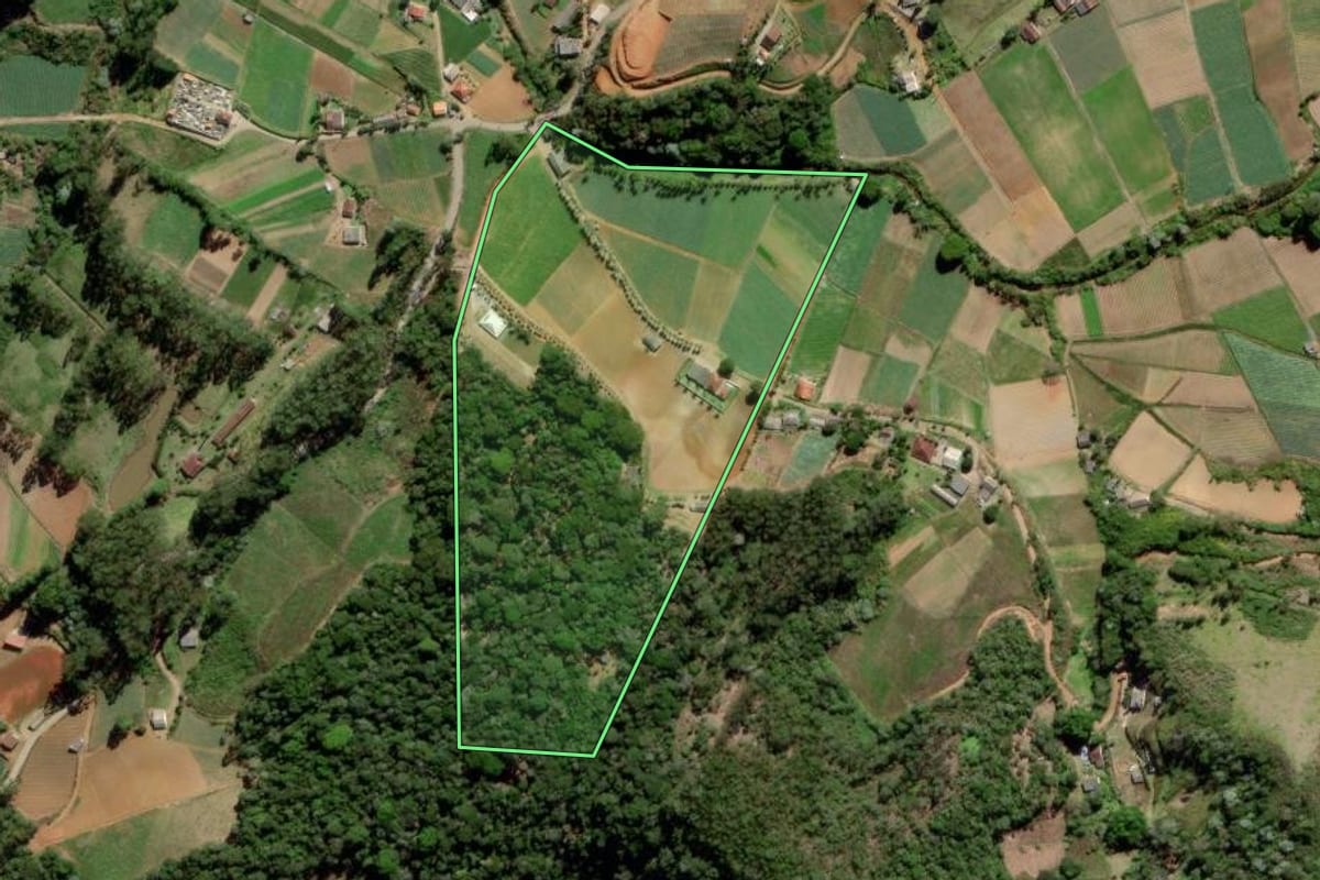 Imagem de satélite do imóvel rural em Nova Friburgo (RJ), com o contorno declarado no CAR desenhado por cima.