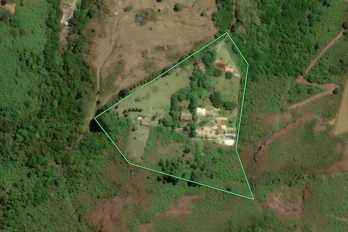 Imagem de satélite do imóvel rural em Nova Friburgo (RJ), com o contorno declarado no CAR desenhado por cima.