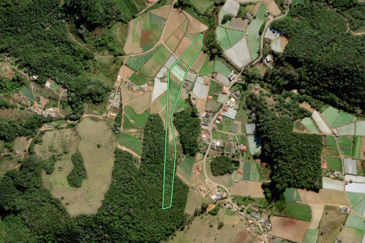 Imagem de satélite do imóvel rural em Nova Friburgo (RJ), com o contorno declarado no CAR desenhado por cima.