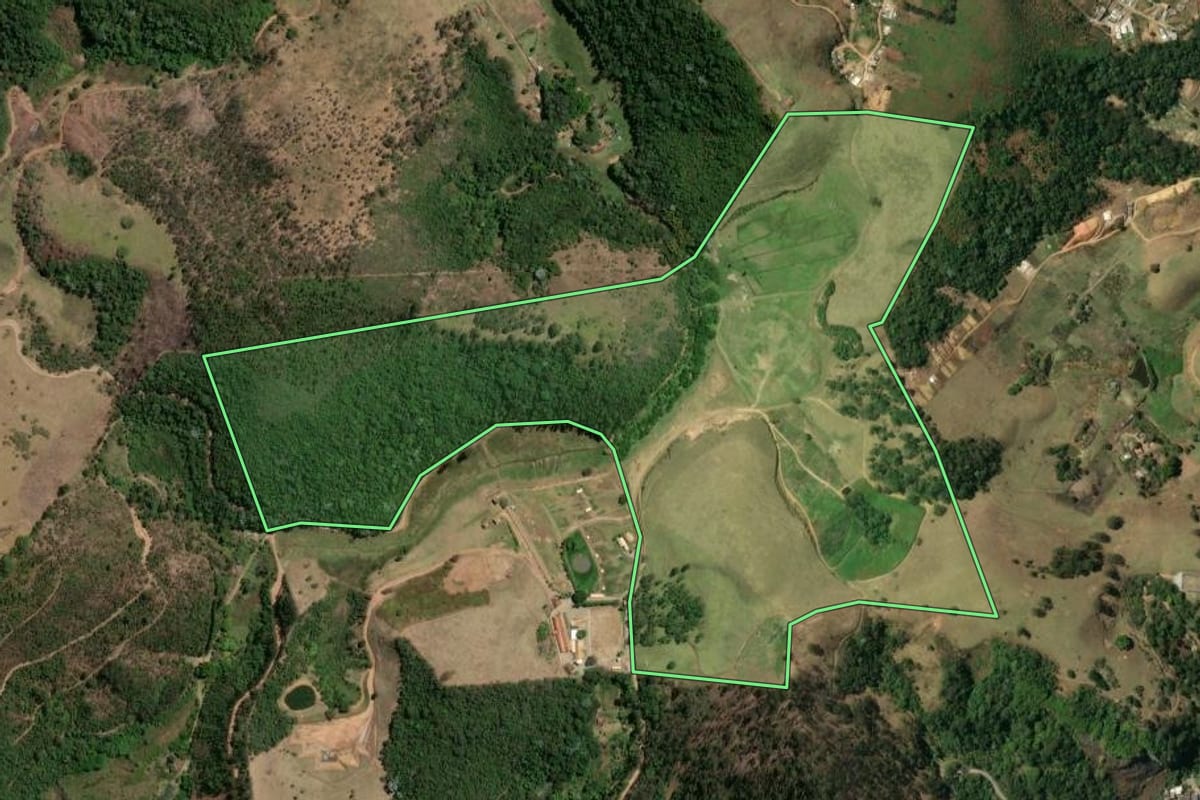 Imagem de satélite do imóvel rural em Nova Friburgo (RJ), com o contorno declarado no CAR desenhado por cima.