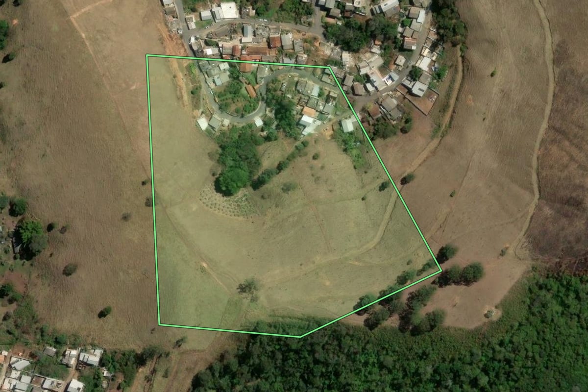 Imagem de satélite do imóvel rural em Nova Friburgo (RJ), com o contorno declarado no CAR desenhado por cima.