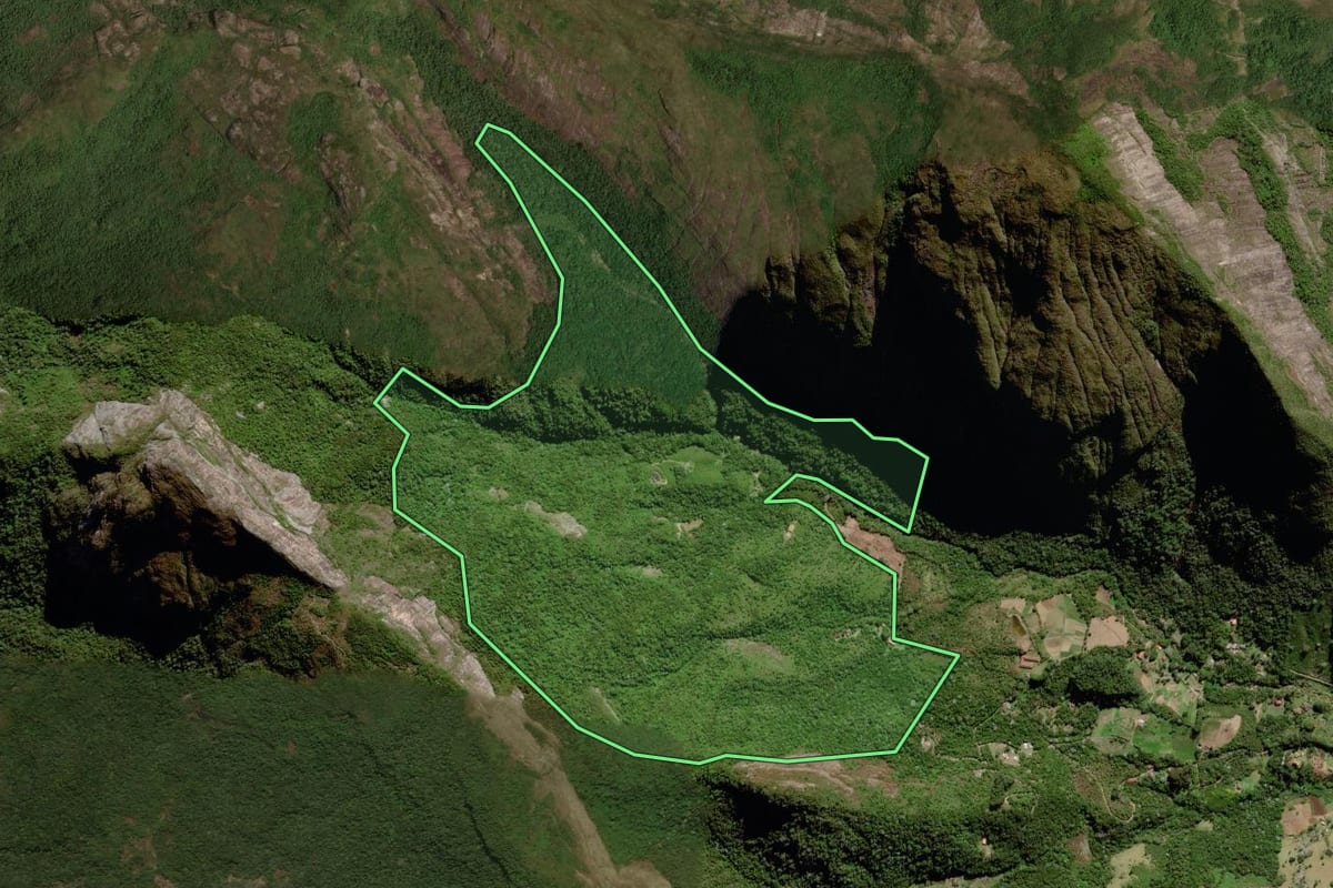 Imagem de satélite do imóvel rural em Nova Friburgo (RJ), com o contorno declarado no CAR desenhado por cima.