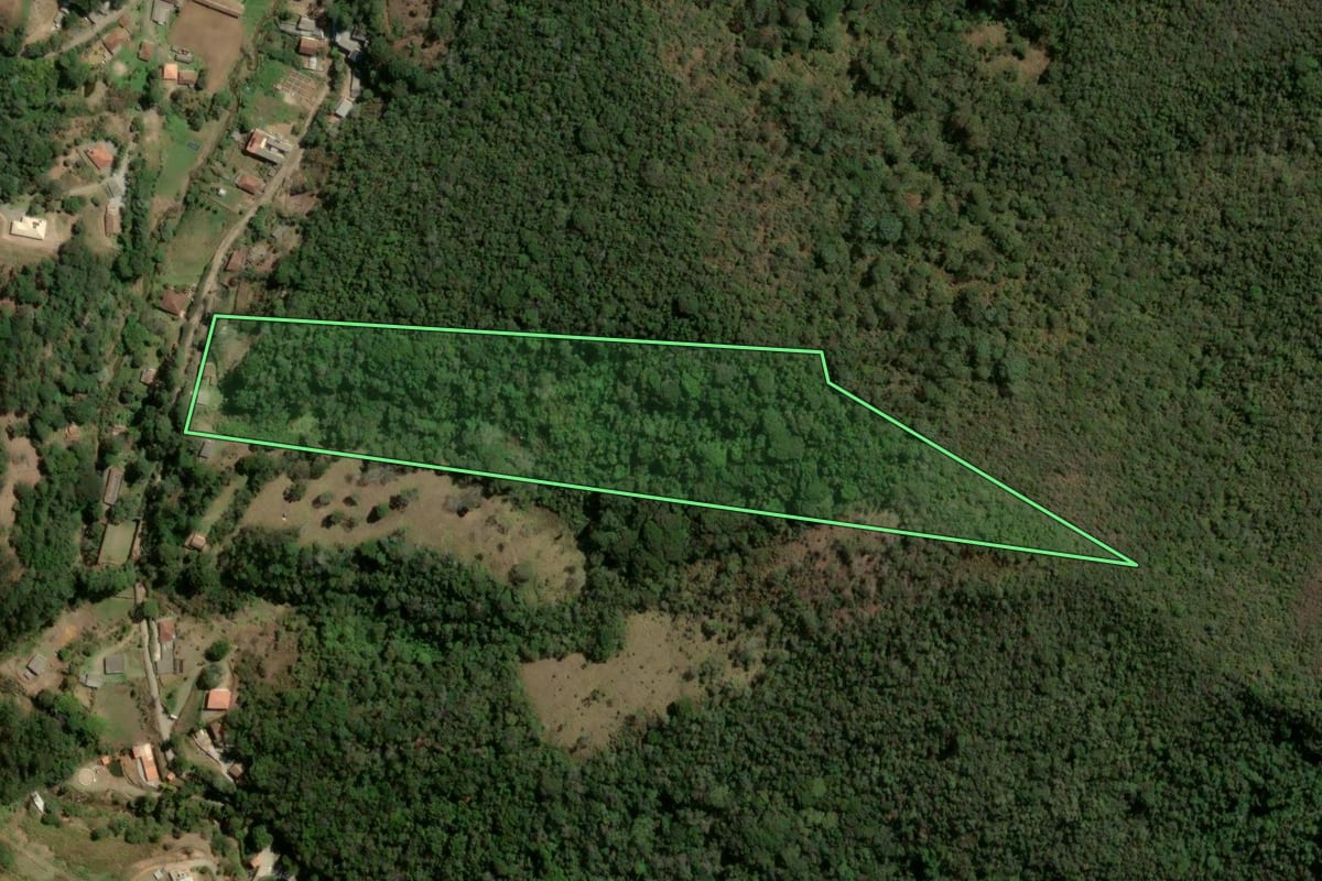 Imagem de satélite do imóvel rural em Nova Friburgo (RJ), com o contorno declarado no CAR desenhado por cima.