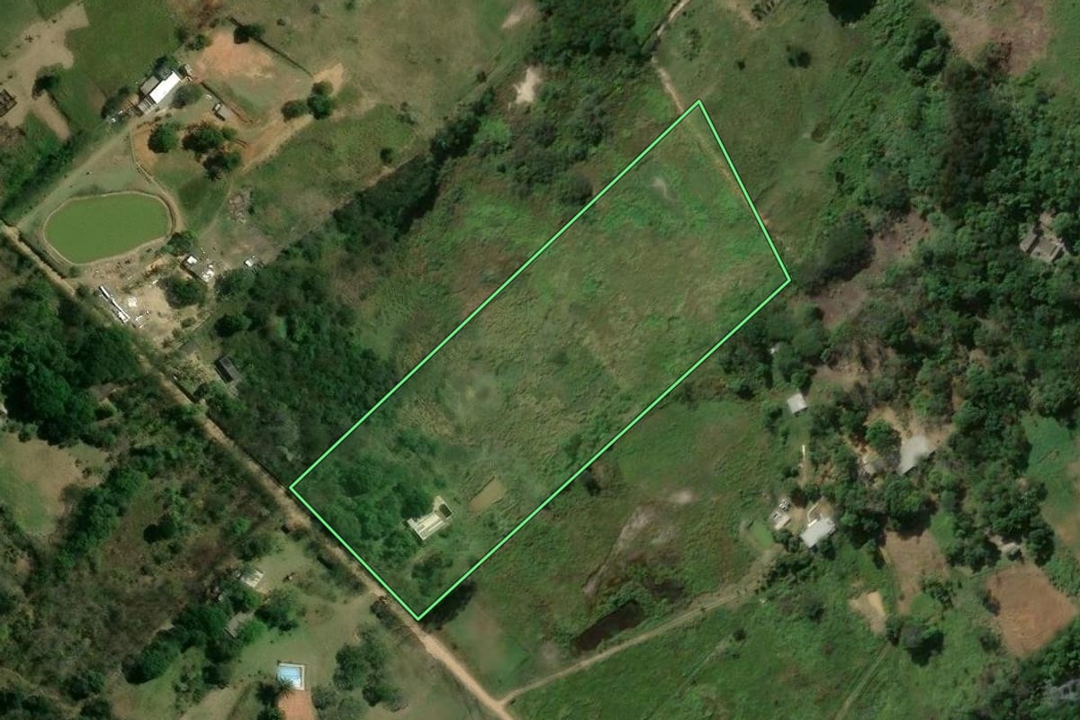 Imagem de satélite do imóvel rural em Nova Iguaçu (RJ), com o contorno declarado no CAR desenhado por cima.