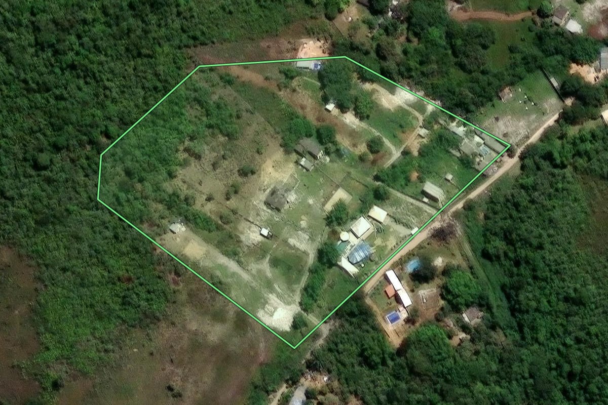 Imagem de satélite do imóvel rural em Nova Iguaçu (RJ), com o contorno declarado no CAR desenhado por cima.