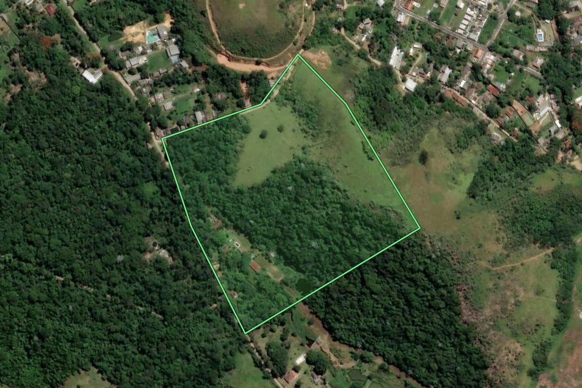 Imagem de satélite do imóvel rural em Nova Iguaçu (RJ), com o contorno declarado no CAR desenhado por cima.