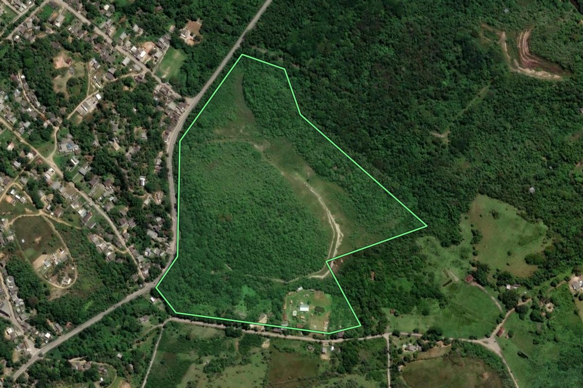 Imagem de satélite do imóvel rural em Nova Iguaçu (RJ), com o contorno declarado no CAR desenhado por cima.