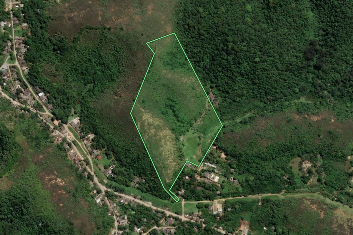 Imagem de satélite do imóvel rural em Nova Iguaçu (RJ), com o contorno declarado no CAR desenhado por cima.