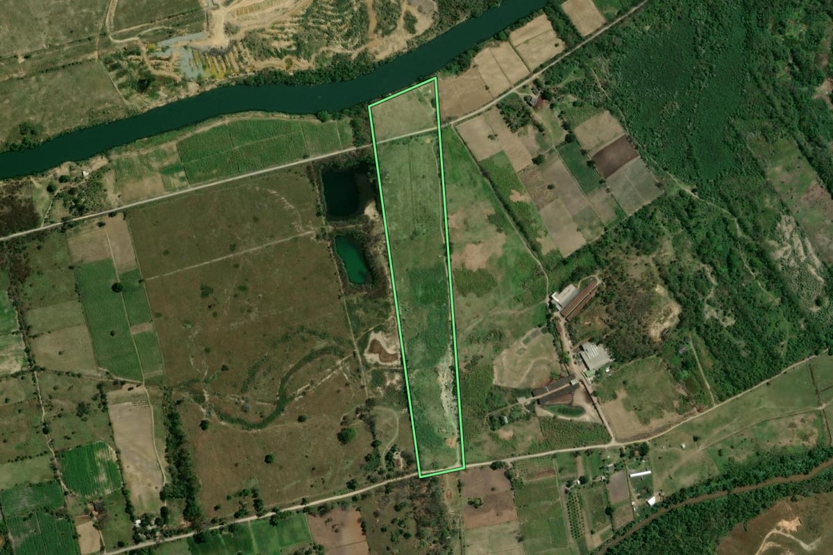 Imagem de satélite do imóvel rural em Nova Iguaçu (RJ), com o contorno declarado no CAR desenhado por cima.