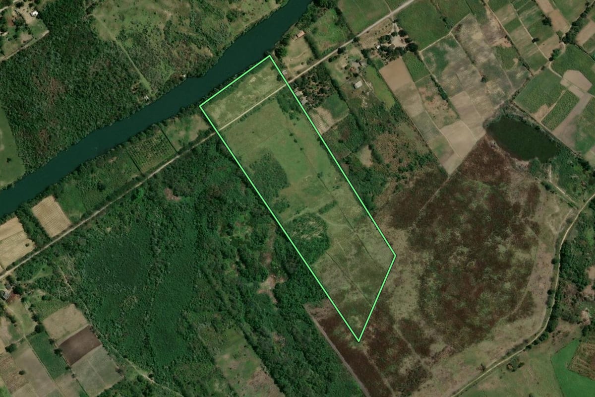 Imagem de satélite do imóvel rural em Nova Iguaçu (RJ), com o contorno declarado no CAR desenhado por cima.