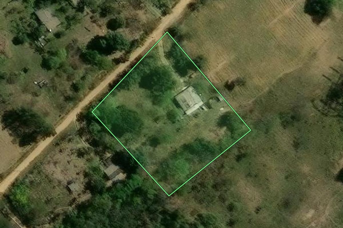 Imagem de satélite do imóvel rural em Nova Iguaçu (RJ), com o contorno declarado no CAR desenhado por cima.